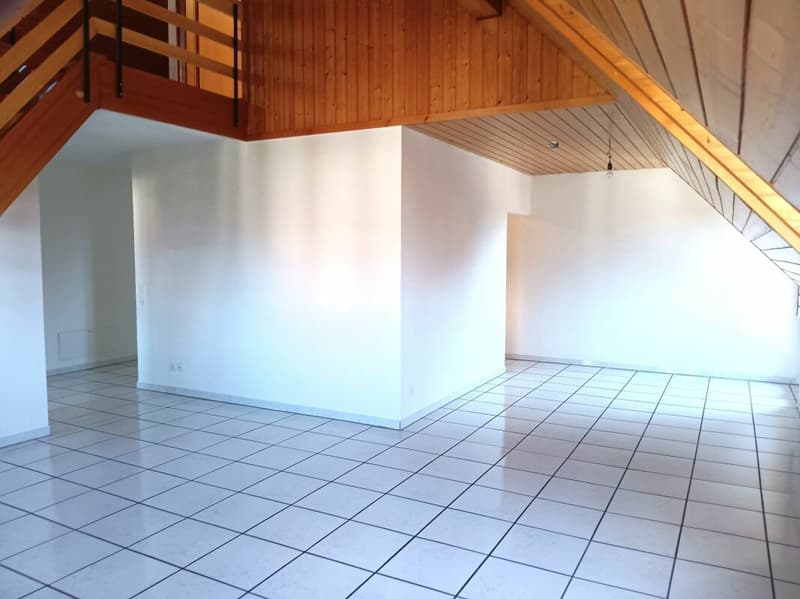 Attraktive und grosszügige 4-Zimmer-Dachwohnung mit Galerie, 143 m² Wohnfläche. Die Wohnung überzeugt mit einem hellen, offenen Raumkonzept sowie einer neuen, modernen Küche und einem stilvoll re … (2)