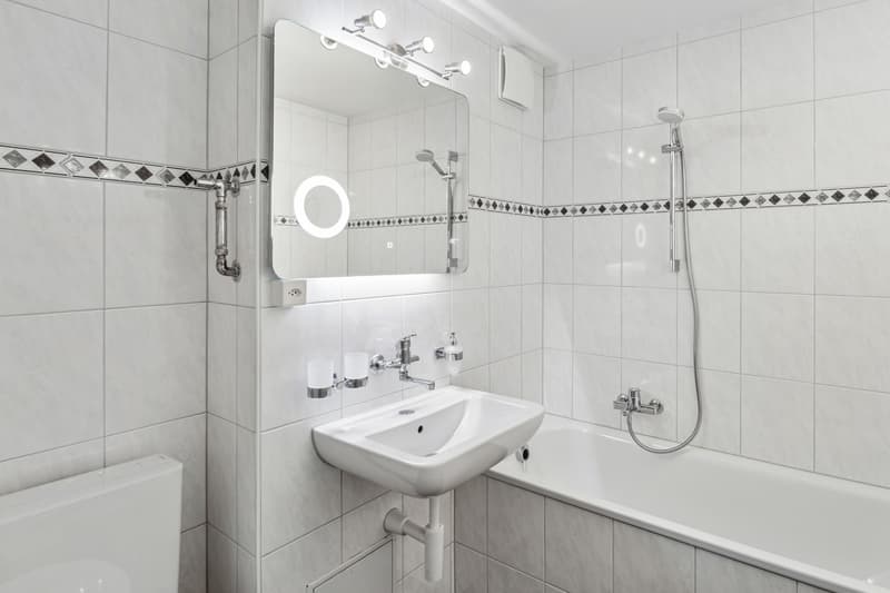 Charmante 6 Zimmerwohnung mit renoviertem Badezimmer (8)