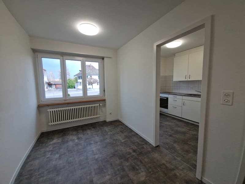 Appartamento 4.5 locali luminoso con balcone & parcheggio in una zona tranquilla e verde (9)
