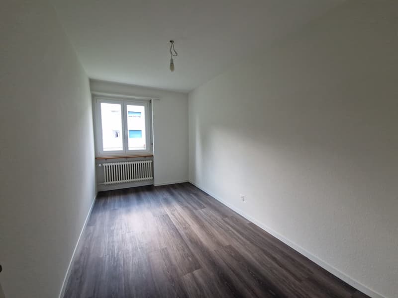 Appartamento 4.5 locali luminoso con balcone & parcheggio in una zona tranquilla e verde (5)