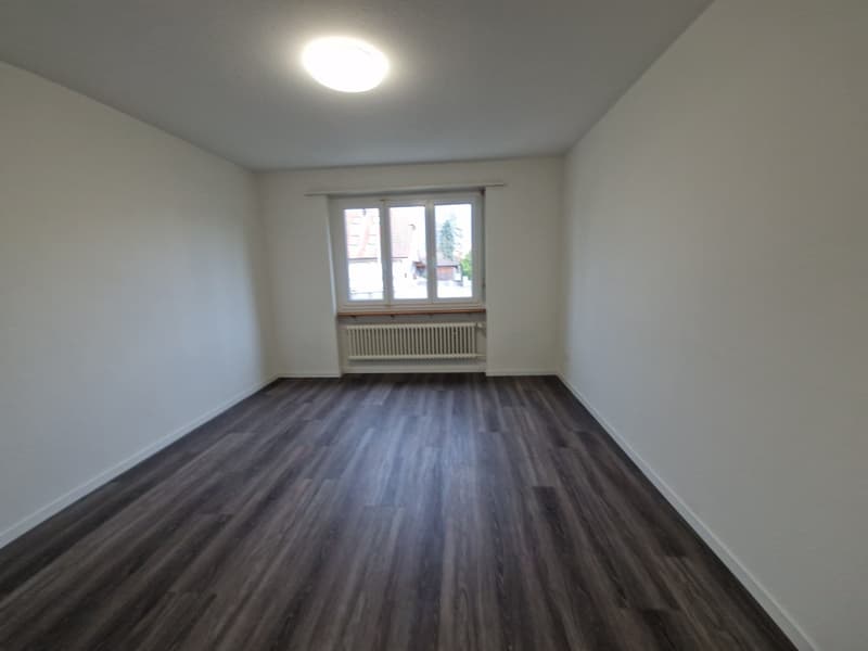 Appartamento 4.5 locali luminoso con balcone & parcheggio in una zona tranquilla e verde (4)
