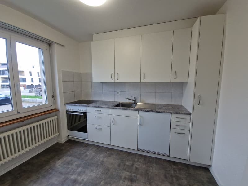 Appartamento 4.5 locali luminoso con balcone & parcheggio in una zona tranquilla e verde (7)
