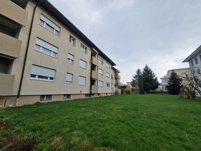 Appartamento 4.5 locali luminoso con balcone & parcheggio in una zona tranquilla e verde (12)