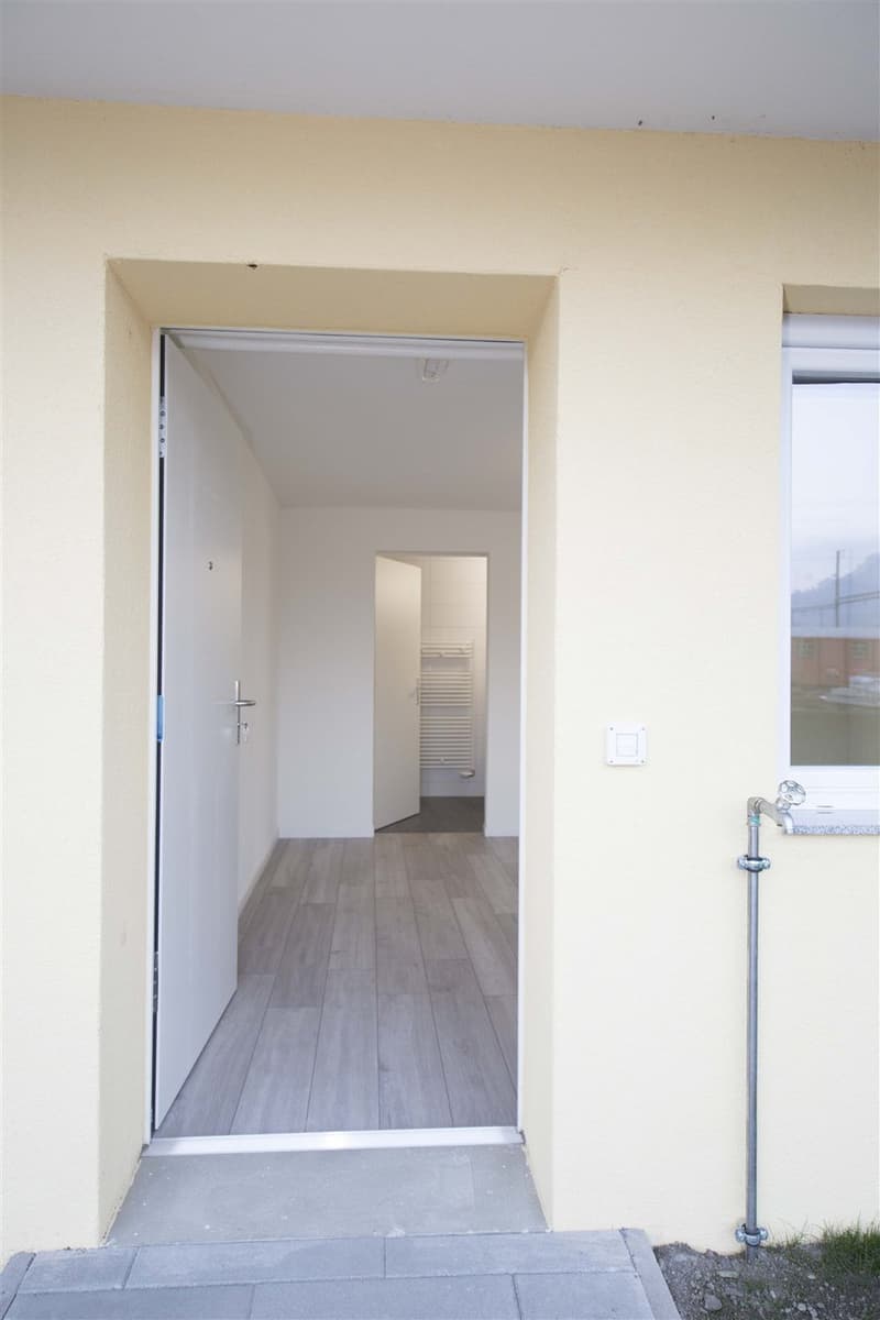 Top-modern studio apartment with garden seating! (3)