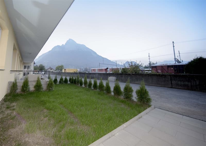 Top-modern studio apartment with garden seating! (2)