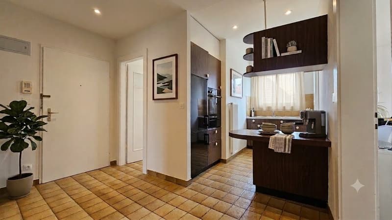 City life and tranquility combined: Attractive 2.5-room apartment with balcony in 8003 Zurich (3)