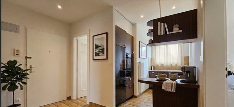City life and tranquility combined: Attractive 2.5-room apartment with balcony in 8003 Zurich (7)