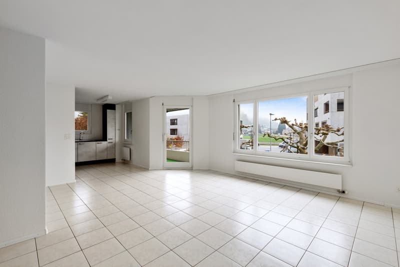 Geräumige helle Wohnung mit Balkon - zentral & im Grünen gelegen (2)
