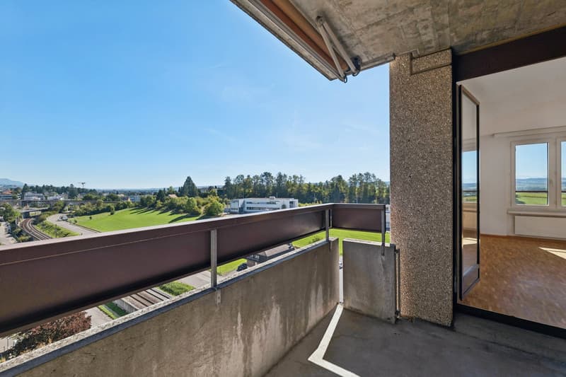 Attraktive und renovierte 4.5-Zimmerwohnung mit Aussicht, Lift & Tiefgarage (11)