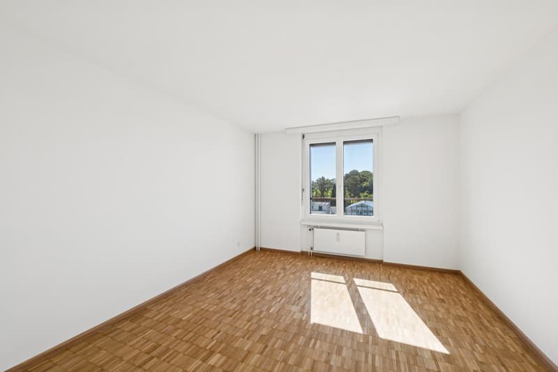 Attraktive und renovierte 4.5-Zimmerwohnung mit Aussicht, Lift & Tiefgarage (5)