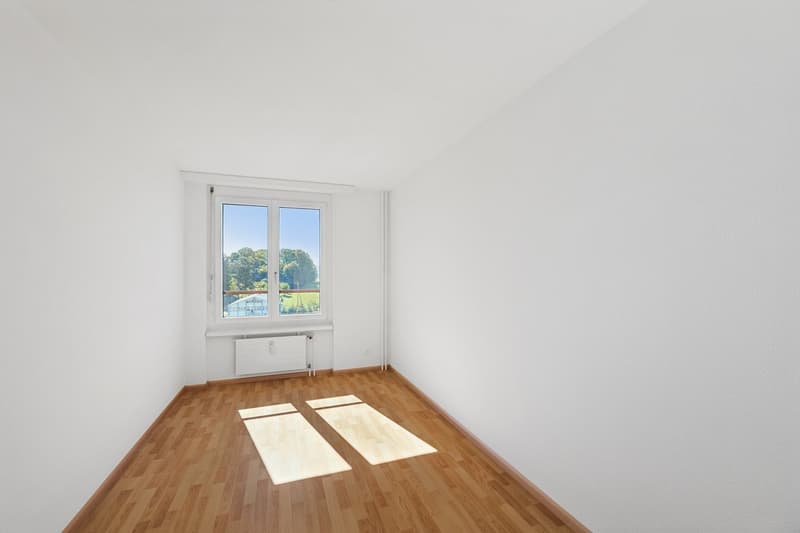 Attraktive und renovierte 4.5-Zimmerwohnung mit Aussicht, Lift & Tiefgarage (4)