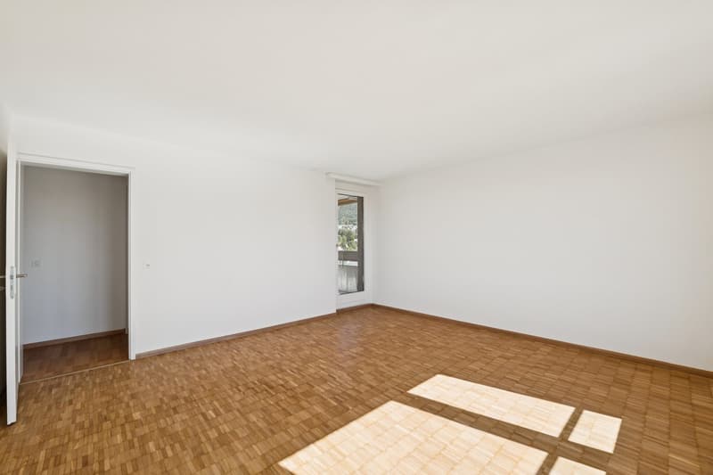 Attraktive und renovierte 4.5-Zimmerwohnung mit Aussicht, Lift & Tiefgarage (3)