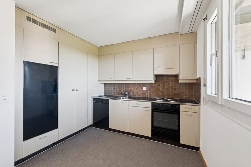 Attraktive und renovierte 4.5-Zimmerwohnung mit Aussicht, Lift & Tiefgarage (10)