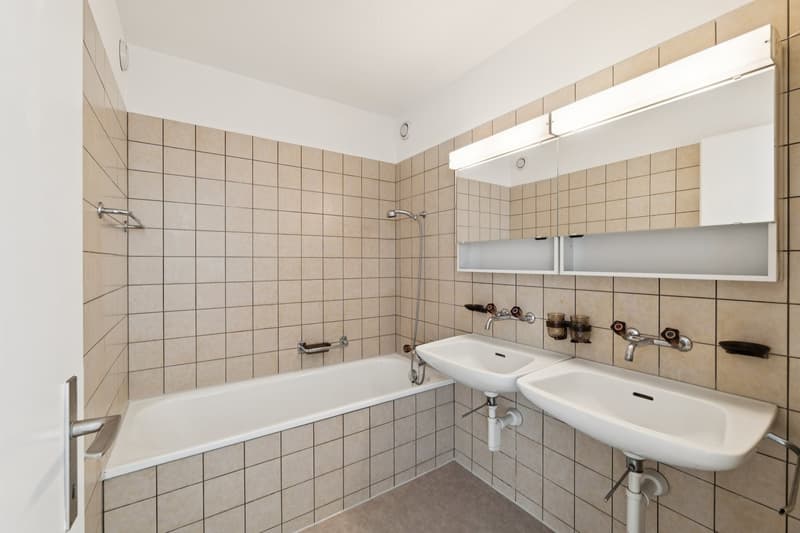 Attraktive und renovierte 4.5-Zimmerwohnung mit Aussicht, Lift & Tiefgarage (9)