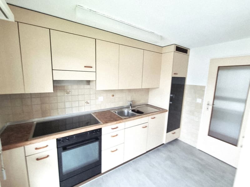 Helle und teilsanierte Wohnung an zentraler Lage (2)