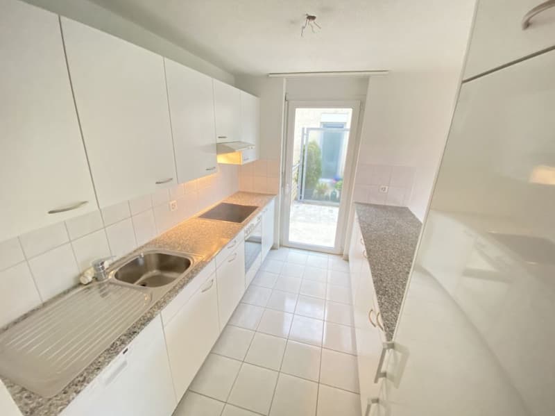 Sunny and quiet apartment with private laundry tower (4)