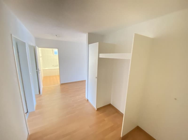 Sunny and quiet apartment with private laundry tower (8)