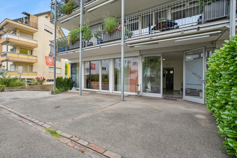 Vorplatz/Besucherparkplätze privat