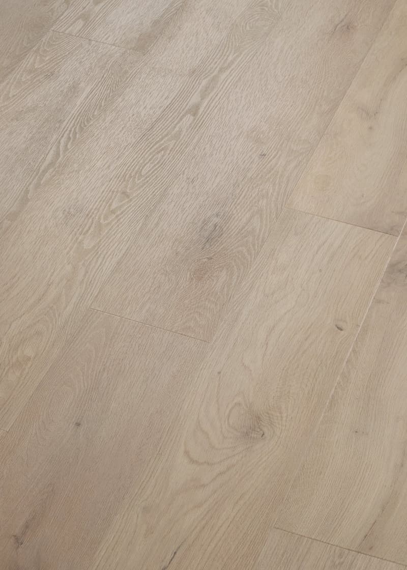 Zimmer neue Bodenbeläge ab Sept 2026