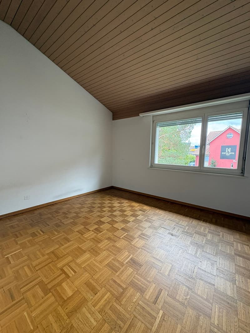 Renovierte helle 4.5-Zimmer-Dachgeschosswohnung mit Balkon in Bassersdorf (11)