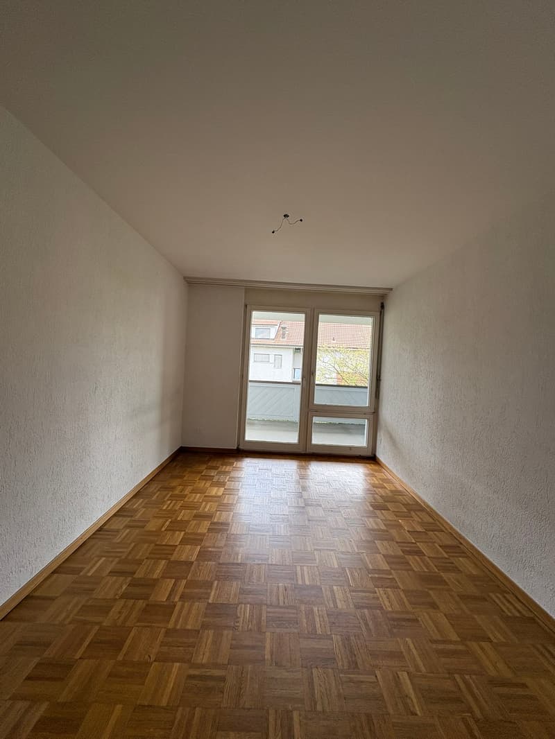 Renovierte helle 4.5-Zimmer-Dachgeschosswohnung mit Balkon in Bassersdorf (8)