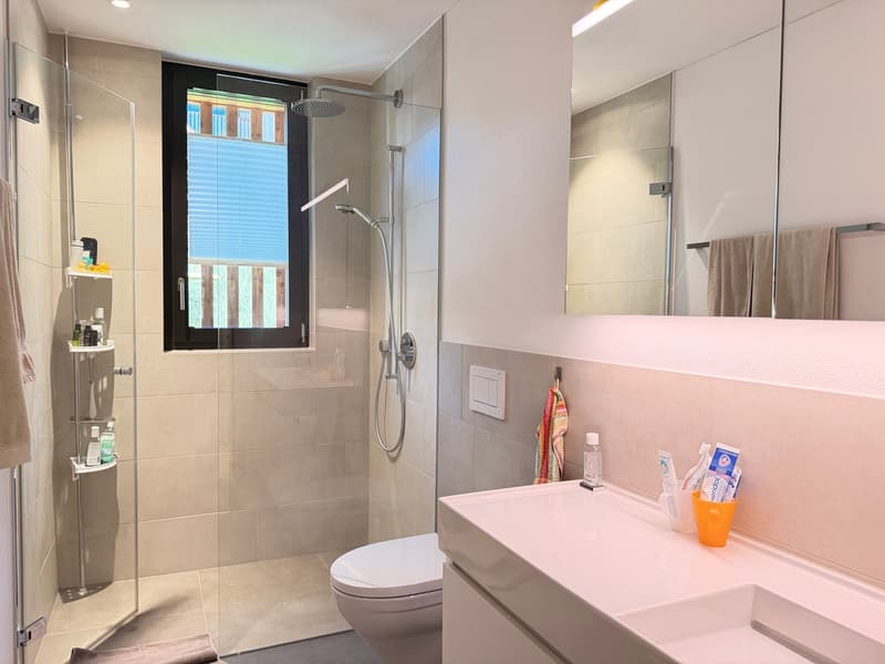 Badezimmer mit Dusche