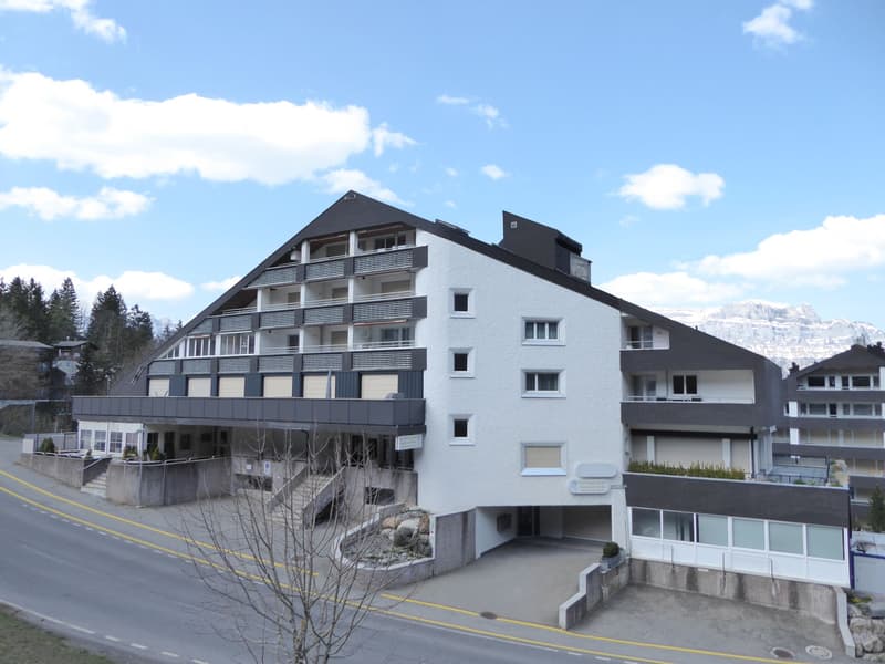 möblierte 3.5-Zimmer-Ferienwohnung mit Balkon und Aussenparkplatz (1)