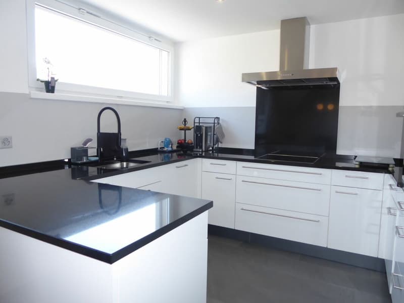 Modern and nearly new 6-room maisonette apartment (2)
