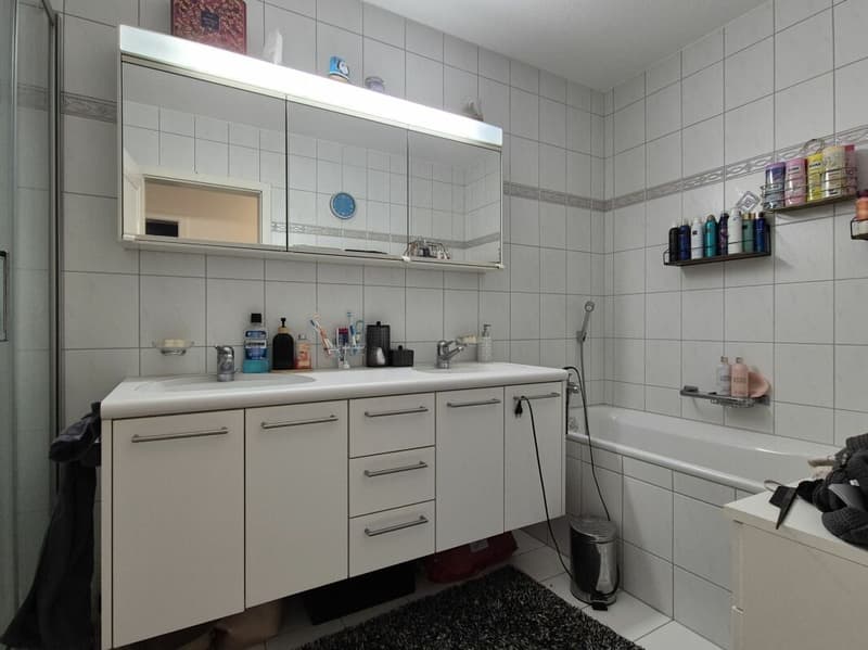 Nasszelle mit Badewanne und Dusche