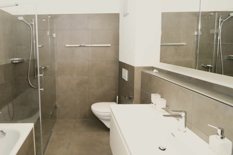 Nasszelle mit Badewanne und Dusche