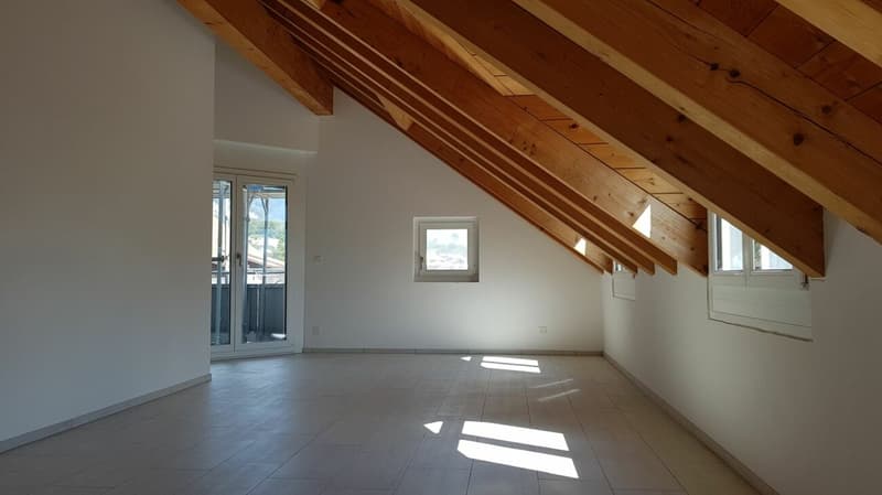 Wohnzimmer mit Zugang zu Balkon