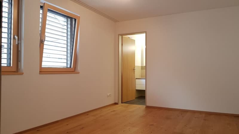 Schlafzimmer mit Zugang zu Nasszelle mit Badewanne