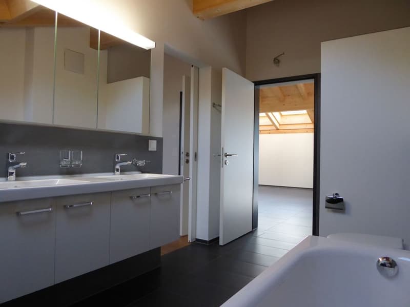 moderne 4 1/2-Zimmer-Dachwohnung mit Holzofen und Balkon (7)
