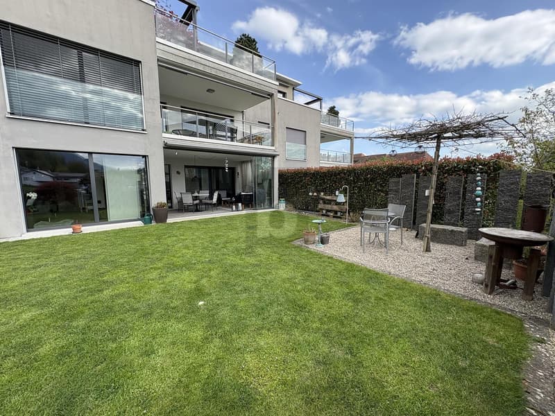 High-quality with large garden and seating area (1)