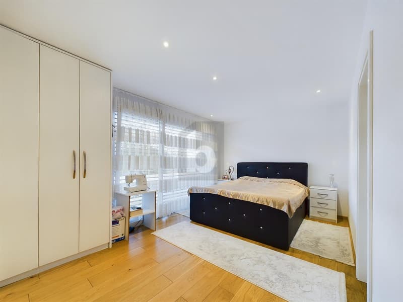PLENTY OF LIVING SPACE FOR A LARGE FAMILY (4)