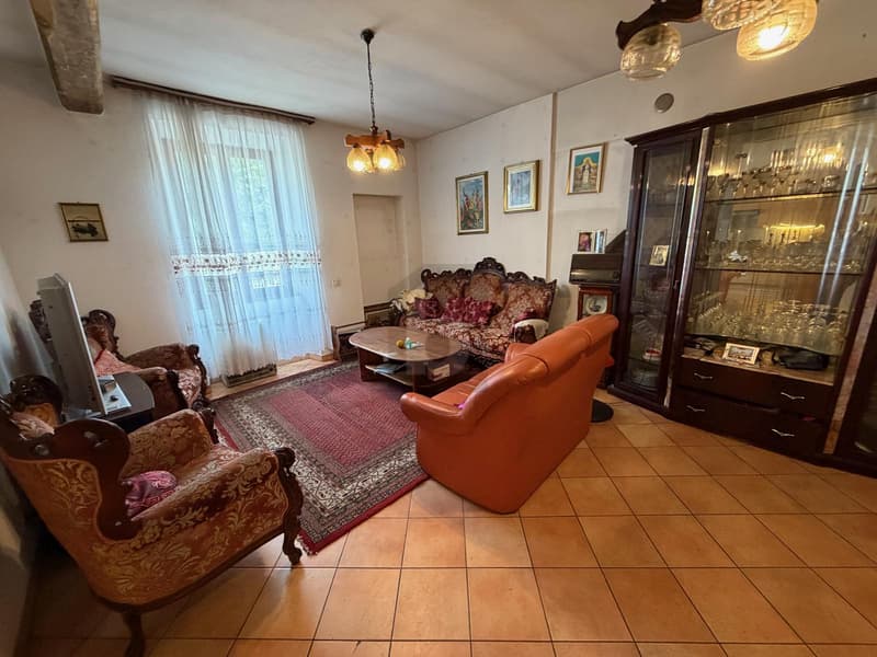 Spacious in quiet area (5)