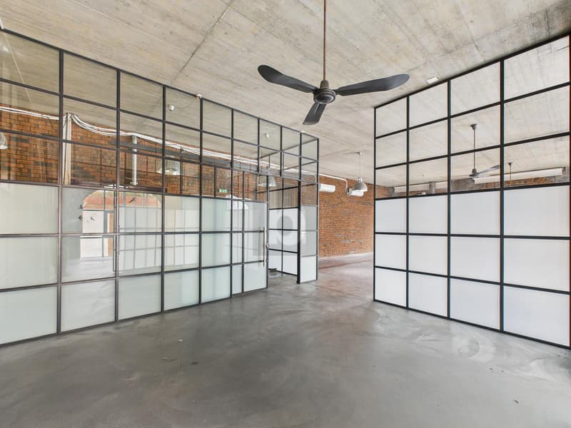 Spazio ufficio attraente con carattere loft (2)