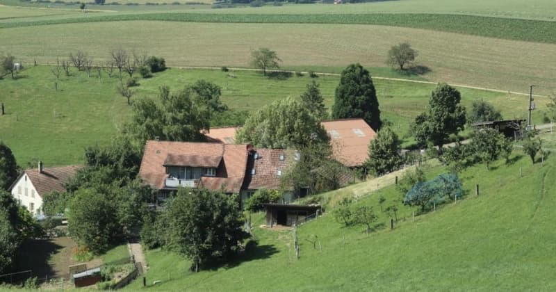 LARGE PROPERTY WITH 5 RESIDENTIAL UNITS (3)
