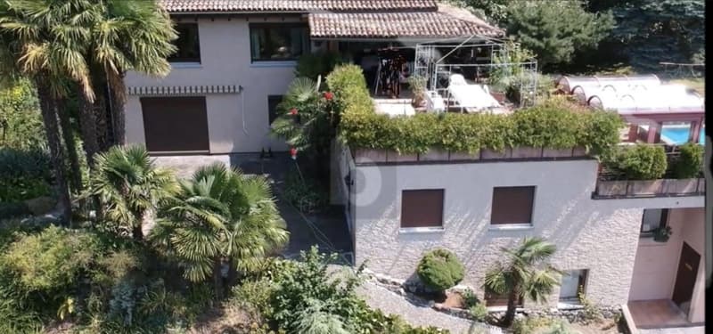 With garden, pool and sauna (5)