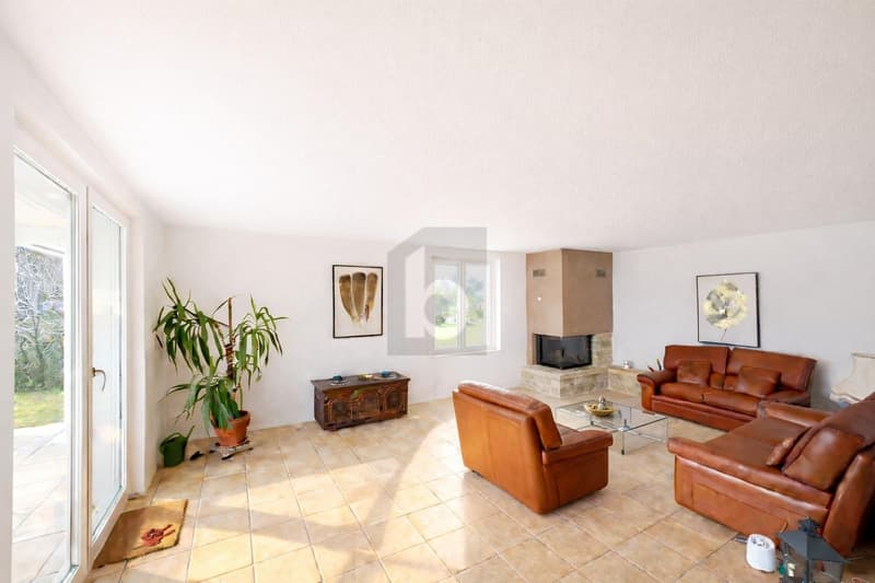 SPLENDID, SPACIOUS AND BRIGHT WITH LARGE GARDEN (3)