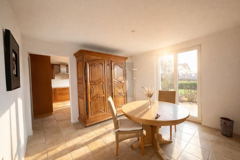 SPLENDID, SPACIOUS AND BRIGHT WITH LARGE GARDEN (2)