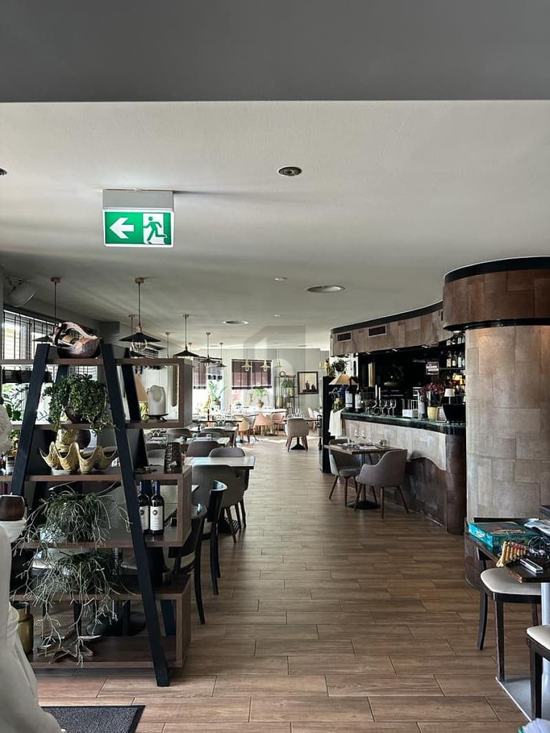 RESTAURANT WITH STRONG ACTIVITY TO BE TAKEN OVER (2)