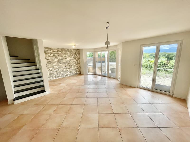 Magnificent house with garden in a peaceful setting (4)