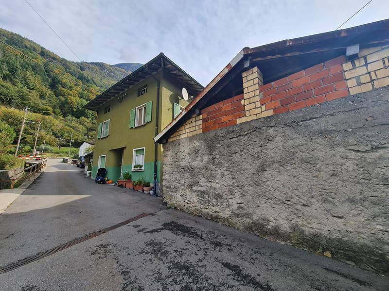 Sunny and quiet, in the village center (1)