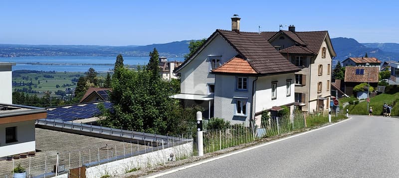 UNIQUE OPPORTUNITY WITH LAKE VIEW AND POTENTIAL (2)