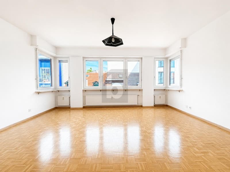 BRIGHT AND CENTRAL, WITH LIFT (1)