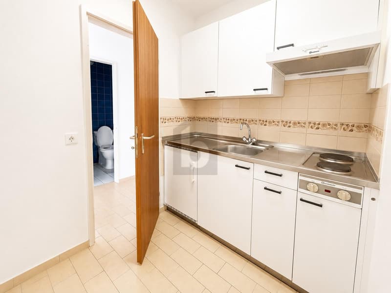 BRIGHT AND CENTRAL, WITH LIFT (2)