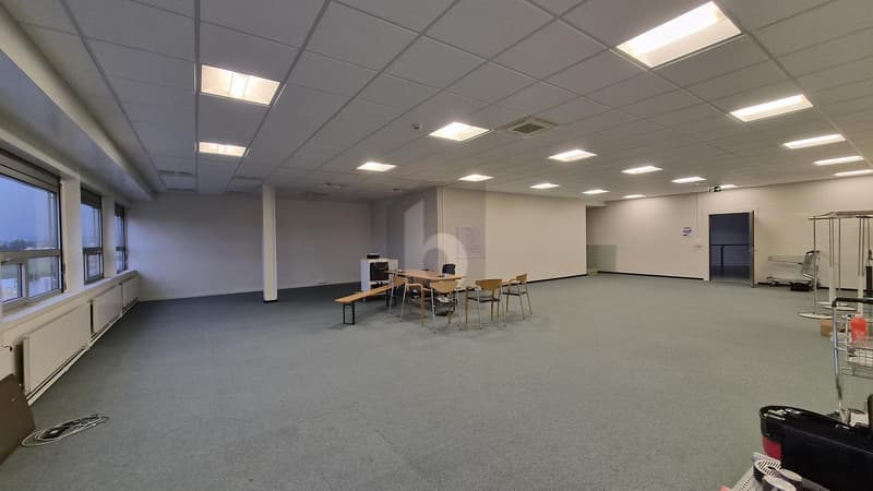 ATTRACTIVE, FUNCTIONAL & IDEALLY LOCATED (3)