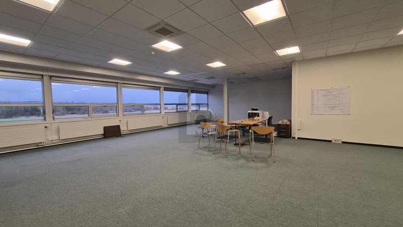 ATTRACTIVE, FUNCTIONAL & IDEALLY LOCATED (2)
