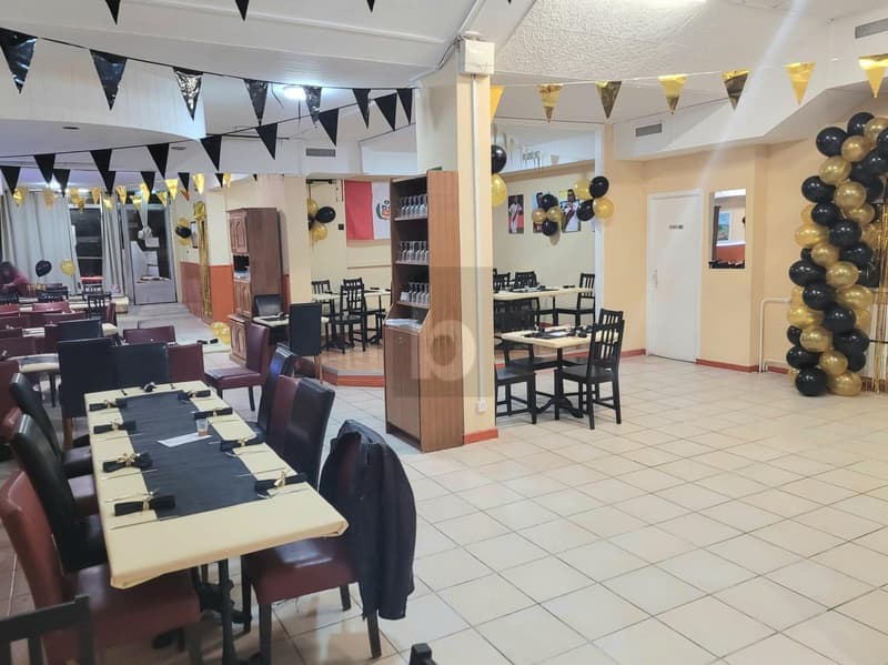 Restaurant in a lively neighborhood (4)